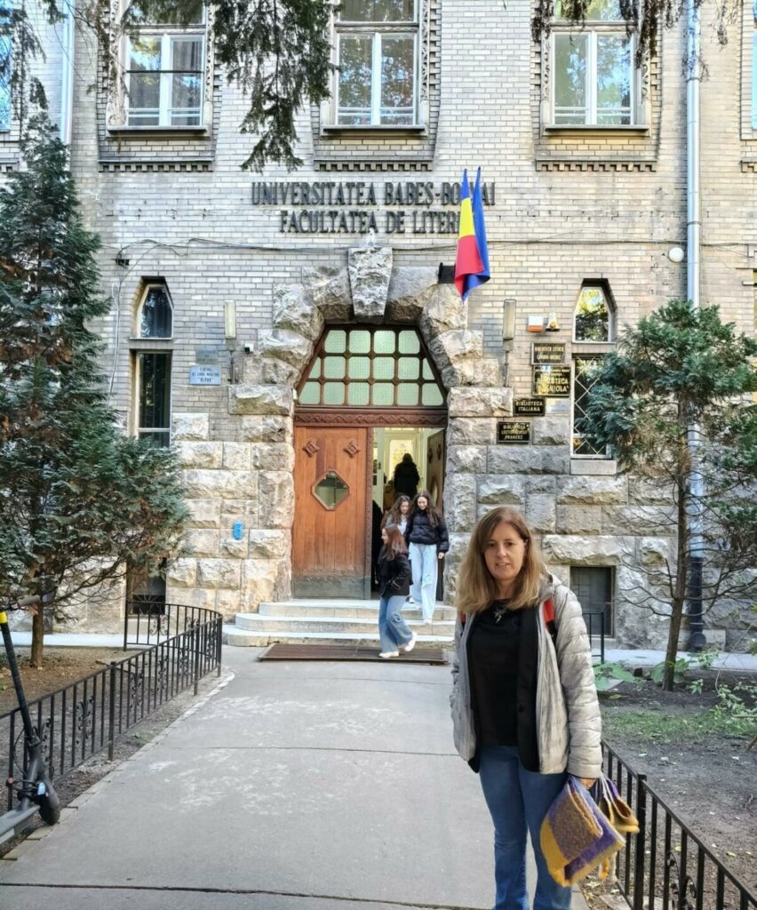 La profesora Nuria González en la Universidad de Rumanía