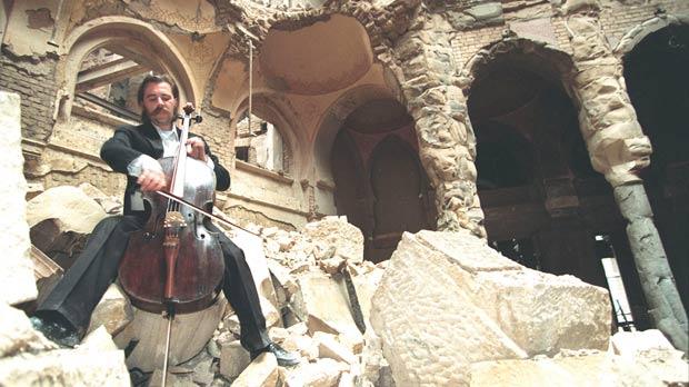 Vedran Smailovic tocando en BIblioteca Sarajevo