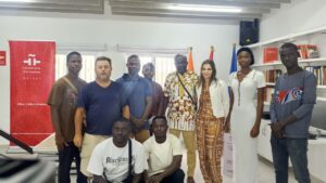 Entrega de diplomas del curso español del turismo en Costa de Marfil