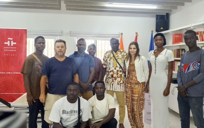 Entrega de diplomas del curso español del turismo en Costa de Marfil
